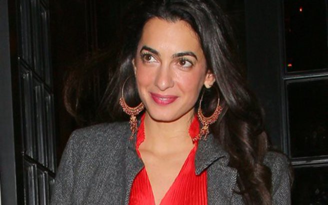 Η Αμάλ Αλαμουντίν δίπλα στις γυναίκες-σκλάβες του ISIS