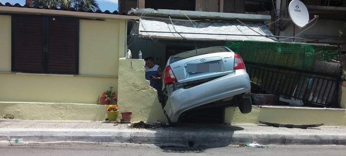 Αυτοκίνητο μπήκε μέσα σε... σπίτι!