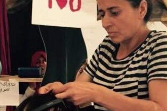 Εφτιαξαν «σαλόνι ομορφιάς» σε προσφυγικό καταυλισμό -Ανάσα από τη σκληρή πραγματικότητα για τις γυναίκες