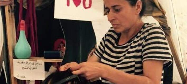 Εφτιαξαν «σαλόνι ομορφιάς» σε προσφυγικό καταυλισμό -Ανάσα από τη σκληρή πραγματικότητα για τις γυναίκες