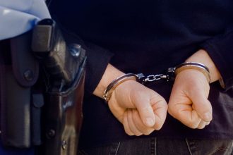 Πάτρα: "Βραχιολάκια" σε δυο άτομα για κλοπές και ληστεία - Αναζητούνταν με εντάλματα σύλληψης