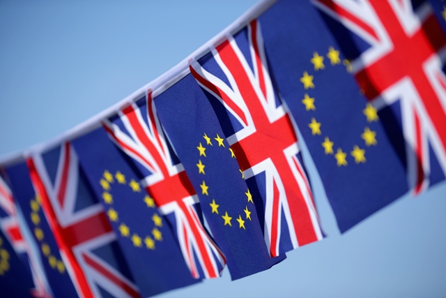 Μεσήλικες και ηλικιωμένοι έφεραν το Brexit