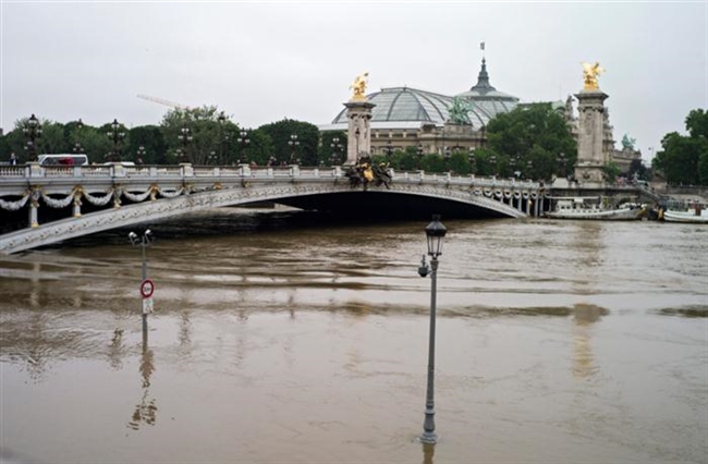 Οι πλημμύρες "έπνιξαν" το Παρίσι και έκλεισαν το... Λούβρο - ΔΕΙΤΕ ΒΙΝΤΕΟ