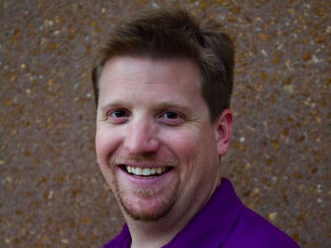 Απίστευτος διευθυντής δίνει δώρο 6.800 ευρώ στους υπαλλήλους του για να πάνε διακοπές!