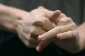 Απίστευτο περιστατικό! Το άλογο κατάπιε το δάχτυλο του ιδιοκτήτη του - ΔΕΙΤΕ ΦΩΤΟΓΡΑΦΙΑ