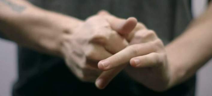 Απίστευτο περιστατικό! Το άλογο κατάπιε το δάχτυλο του ιδιοκτήτη του - ΔΕΙΤΕ ΦΩΤΟΓΡΑΦΙΑ