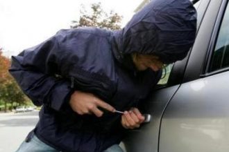 "Έβγαλαν" φτερά 20.000 ευρώ από αυτοκίνητο στον Πύργο