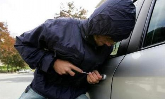 "Έβγαλαν" φτερά 20.000 ευρώ από αυτοκίνητο στον Πύργο