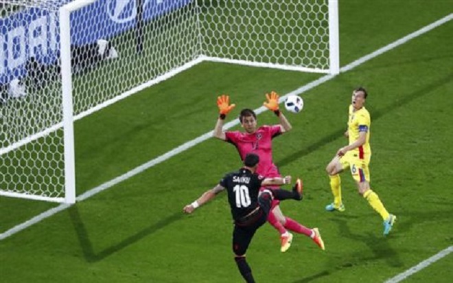 Πέρασαν Γαλλία και Ελβετία, νίκη και... αναμονή για Αλβανία