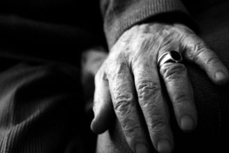 Εξαπατούσαν ηλικιωμένους, προσποιούμενοι υπαλλήλους της ΔΕΗ