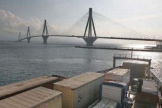 Πάτρα: Συναγερμός στο πορθμείο Ρίου - Αντιρρίου! Φέρυ Μποτ πήρε κλίση! Μισοβυθισμένο δεν μπορούσε να προσεγγίσει την προβλήτα - ΒΙΝΤΕΟ