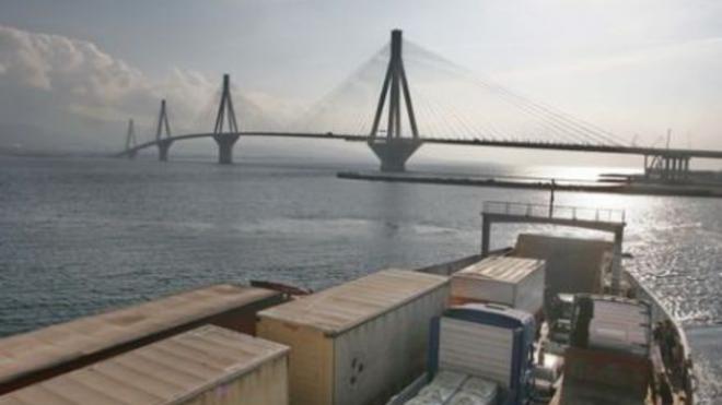 Πάτρα: Συναγερμός στο πορθμείο Ρίου - Αντιρρίου! Φέρυ Μποτ πήρε κλίση! Μισοβυθισμένο δεν μπορούσε να προσεγγίσει την προβλήτα - ΒΙΝΤΕΟ