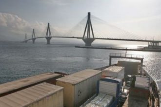 Πορθμείο Ρίου - Αντιρρίου: "Κόλλησε" στην άμμο το "Μελίνα"