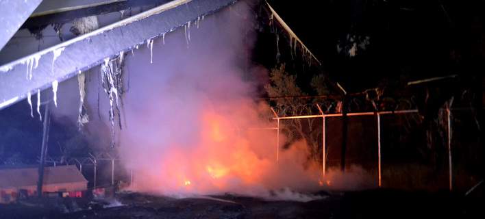 Χάος στη Μόρια: Μετανάστες έβαλαν φωτιές στον καταυλισμό