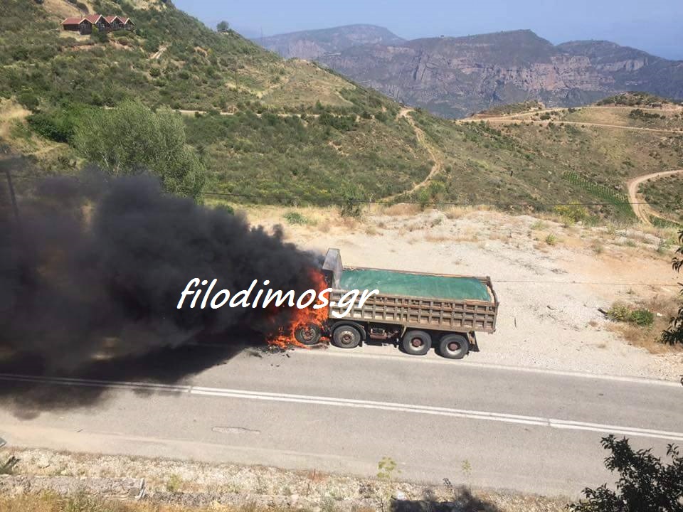 Πύρινος εφιάλτης για οδηγό - Πήρε φωτιά το φορτηγό του εν κινήσει - ΔΕΙΤΕ ΒΙΝΤΕΟ