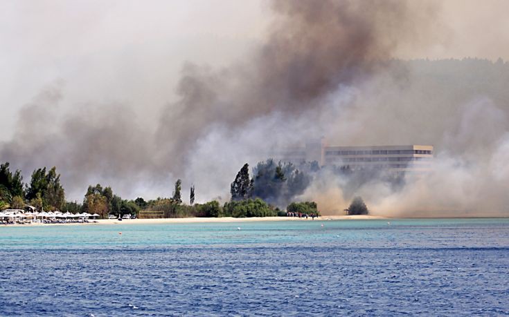 “Ελέγχουν” τη φωτιά στη Χαλκιδική - Στάχτη 1.500 στρέμματα - Κάηκαν αγροικίες - ΒΙΝΤΕΟ