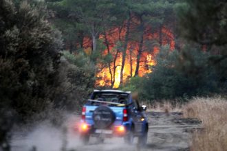 Πύρινη κόλαση στη Ρόδο - Εκκενώθηκαν δύο οικισμοί