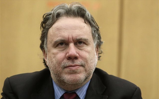 Κατρούγκαλος: Δεν έχει τεθεί θέμα 13ου - 14ου μισθού