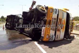 Βυτιοφόρο ανατράπηκε στην εθνική οδό – Τόνοι κρασιού χύθηκαν στο δρόμο