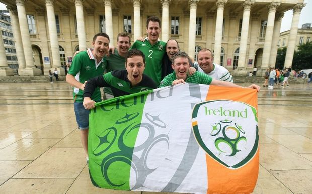 Η Δήμαρχος του Παρισιού βραβεύει τους φιλάθλους Ιρλανδίας και Β. Ιρλανδίας