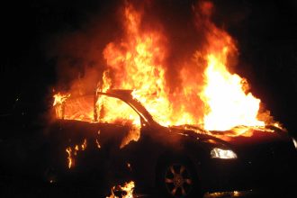 "Λαμπάδιασε" αυτοκίνητο στην οδό Διγελιωτίκων! Δεν έμεινε τίποτα...