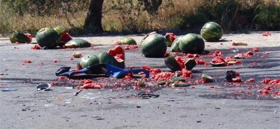 Ηλεία: Ανετράπη νταλίκα - Γέμισε καρπούζια ο δρόμος - ΦΩΤΟΓΡΑΦΙΑ
