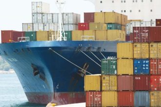 Πειραιάς: Κοντέινερ γεμάτα στρατιωτικό υλικό και πυρομαχικά εντοπίστηκαν σε πλοίο