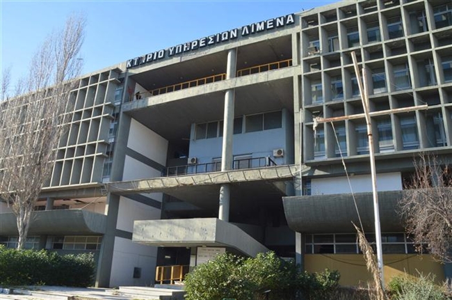 Πάτρα: Μην παρκάρετε κοντά στο υπό κατάρρευση κτίριο - Νέα έκκληση από το Λιμεναρχείο