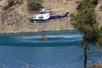 Δραματικές ώρες στην Κύπρο, εκτός ελέγχου η φωτιά - Η Ελλάδα έχει ήδη στείλει αεροπλάνα