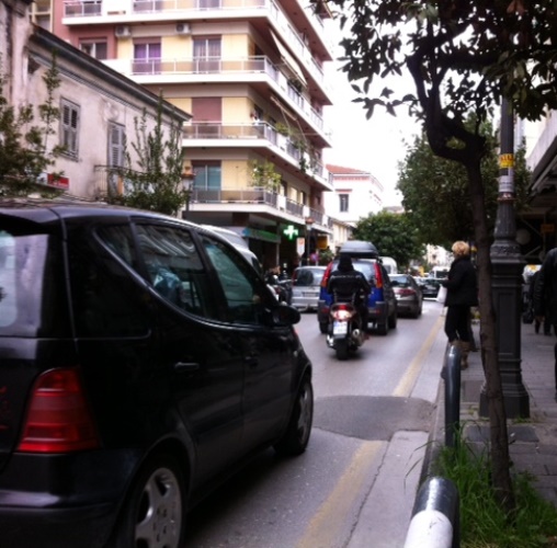 Πάτρα: Χάος στο κέντρο της πόλης! Διπλοπαρκάρισμα και σταθμεύσεις στους πεζόδρομους - Κλήσεις από την Τροχαία