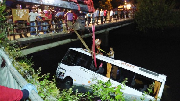 Τραγωδία: Έξι παιδιά ανάμεσα στους 14 νεκρούς μετά από πτώση λεωφορείου σε αρδευτικό κανάλι