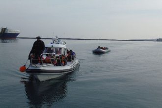 Στο λιμάνι της Κύθνου οδηγείται βάρκα με 40 μετανάστες