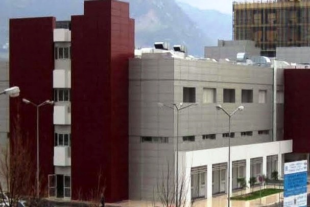 Πάτρα: Χόρτα, σκουπίδια και φίδια στον εξωτερικό χώρο του Νοσοκομείου "Αγιος Ανδρέας"