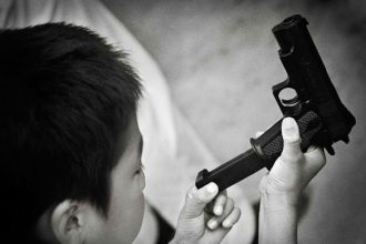 Πυροβόλησε τον αδελφό του και τον πήγε στο Νοσοκομείο!