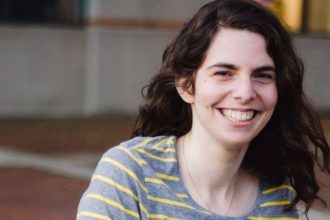 Η γυναίκα που περίμενε 18 χρόνια για να αγοράσει το πρώτο της μπικίνι και εμπνέει χιλιάδες