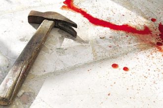 Αχαΐα: Επιτέθηκε με σφυρί στη γυναίκα του- Την χτύπησε στο κεφάλι και μετά αυτοτραυματίστηκε!