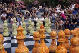 Μυτιλήνη: Εφτιαξαν μία «Σκακιέρα του Κόσμου» από χαρτί και σωσίβια προσφύγων