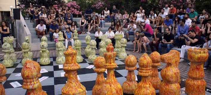 Μυτιλήνη: Εφτιαξαν μία «Σκακιέρα του Κόσμου» από χαρτί και σωσίβια προσφύγων