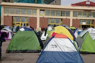 Έως τις 20 Ιουλίου η εκκένωση του Ελληνικού και του Πειραιά από τους πρόσφυγες