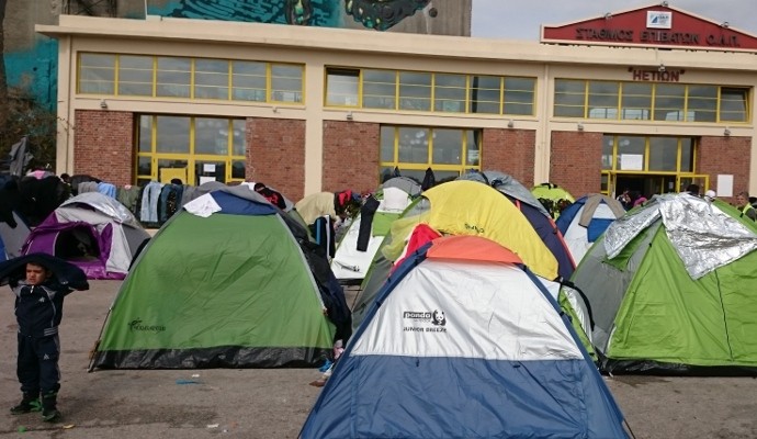 Έως τις 20 Ιουλίου η εκκένωση του Ελληνικού και του Πειραιά από τους πρόσφυγες