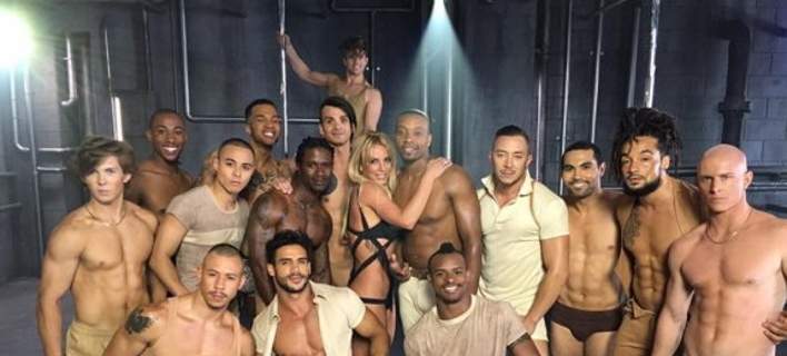 Τι κάνει η Μπρίτνεϊ Σπίαρς με μαύρα εσώρουχα ανάμεσα σε 16 άνδρες