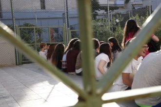 ΣΟΚ: Αλλοδαπός συνελήφθη για τη σεξουαλική παρενόχληση 27 ανήλικων μαθητριών