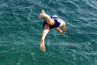 Πάτρα: Βουτιά έστειλε στο νοσοκομείο 12χρονο - Χτύπησε στο κεφάλι