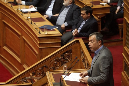 Ο κακός χαμός στη Βουλή! Αποχώρησε η ΝΔ - Θεοδωράκης: Στην κυβέρνηση είναι πρώην συνεργάτες του Τσοχατζόπουλου - Τσίπρας: Λυπάμαι πολύ για σένα