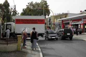 Φορτηγό "μπούκαρε" σε σπίτι - ΦΩΤΟΓΡΑΦΙΕΣ