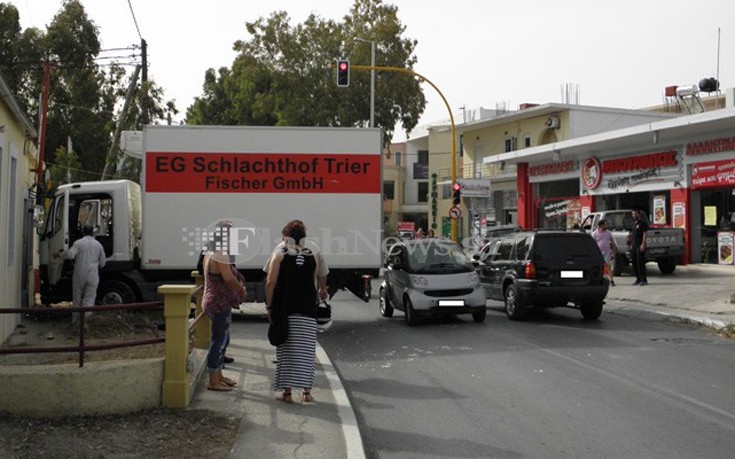 Φορτηγό "μπούκαρε" σε σπίτι - ΦΩΤΟΓΡΑΦΙΕΣ