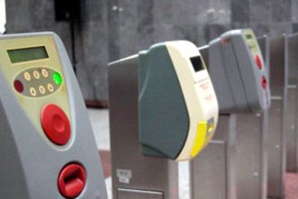 Οι αντιεξουσιαστές έβαλαν στο "στόχαστρο" ακυρωτικά μηχανήματα των μέσων μαζικής μεταφοράς