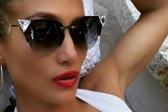 Η Τζένιφερ Λόπεζ με αποκαλυπτικό ολόσωμο μαγιό