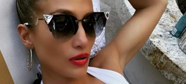 Η Τζένιφερ Λόπεζ με αποκαλυπτικό ολόσωμο μαγιό