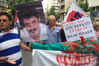 Oμοίωμα νοσηλευτή μαχαιρωμένου πισώπλατα έξω από το υπουργείο Υγείας - ΦΩΤΟΓΡΑΦΙΕΣ